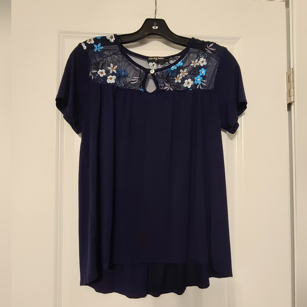 Women's Size Petite M Cha Cha Vente Short Sleeve Dark Blue Floral Blouse